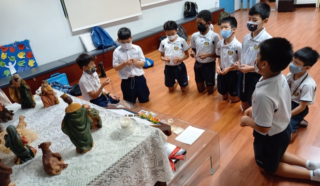 Students Praying the Rosary In Preparation for Catholic Education Conference 2021.jpg